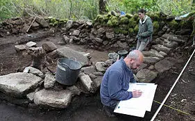 Un equipo de investigadores analizando yacimiento arqueológico